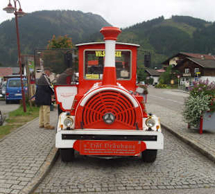 Diese Bimmelbahn fährt von Tannheim zum See
