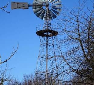 Die Windturbine auf dem Außengelände
