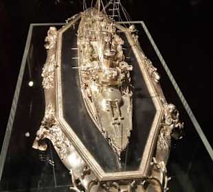 Tischschmuck aus einem silbernen Schiff im IMM