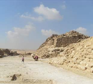 Um die Pyramiden