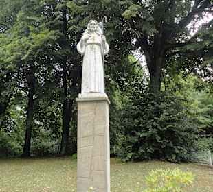 Figura obok kościoła