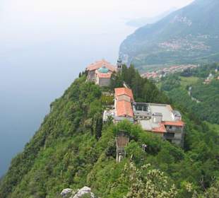 Blick vom Wanderweg auf das Montecastello
