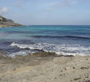 Felsen neben dem Strand
