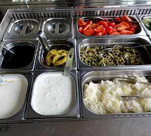 Salatbüffet zur Selbstbedienung