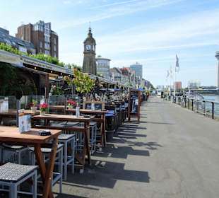 Spaziergang über die Rheinuferpromenade Düsseldorf