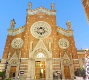 Стамбул. Католический собор в вепхней части города