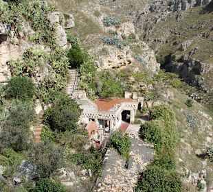 Höhlenhäuser eingebettet in die Natur