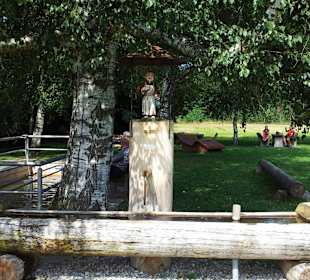 Bayerische Kneippanlage mit Brunnen.