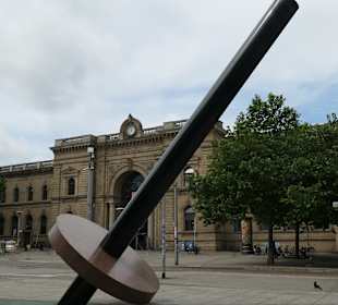 Die Erdachse vor dem Magdeburger Hauptbahnhof