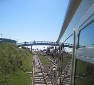 Fahrt mit dem Zug vom Anleger aus Richtung Ort