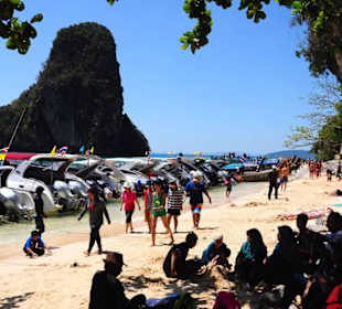 Strand mit Booten der Tagesgäste