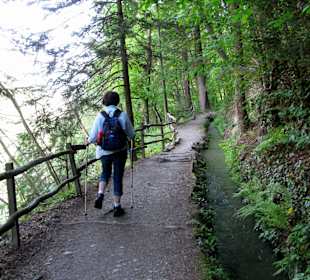 Auf dem Maiser Waalweg, der am Haus vorbei führt