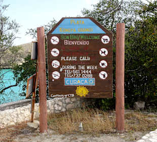 Das Hinweisschild des Strandes