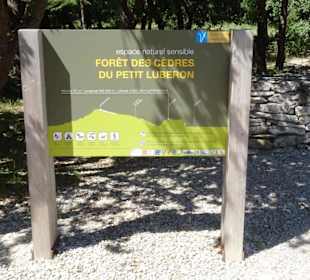 HInweisschild zum Zedernwald