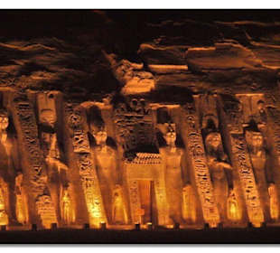 Hatortempel bei Nacht