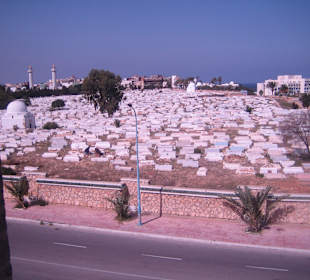 Ansicht des Friedhofs vom Ribat aus