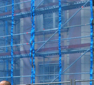 Fassade mit Planen verhängt
