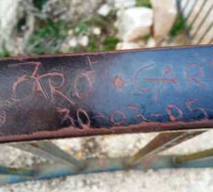 Piraten-Standort Geländer Inschriften