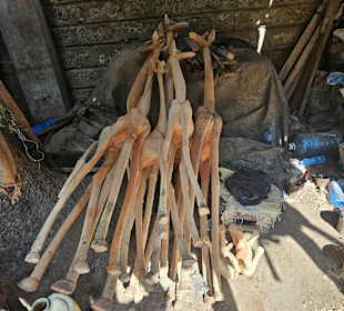 Halbfertige Holzfiguren 