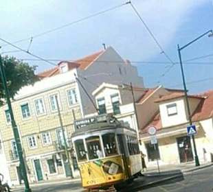 Die Bahn fährt quer durch die Stadt.