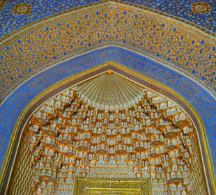 Reichgeschmückter Torbogen