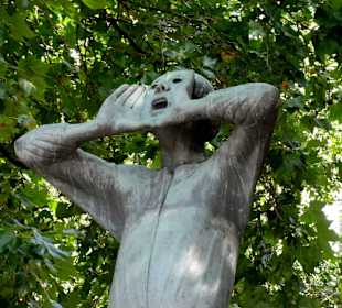 Die Skulptur "Der Rufer" am Weserufer