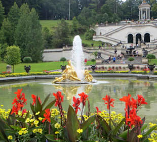 Die Wasserfontäne erhebt sich