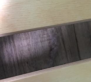 Staubmäuse unter dem Kinderbett