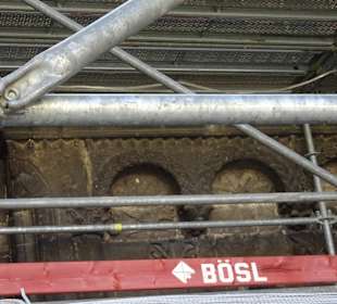 Schottenportal hinter Baugerüst