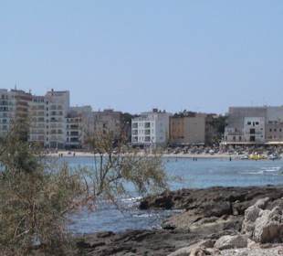 Blick auf Strand und Hotels