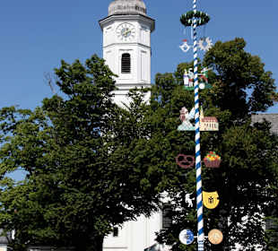 Alte Dorfkirche mit Maibaum