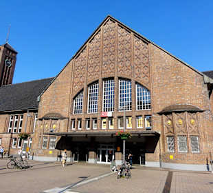 Der zentrale Eingang zum Bahnhof