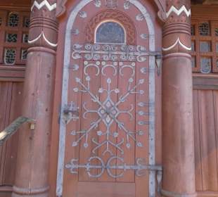 Schöne Arbeitenan den Türen der Stabkirche