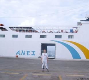 Eine Fähre im Hafen von Rhodos