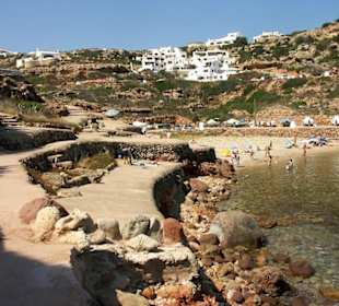 Strand mit Steinplatten in der Bucht Cala Morell