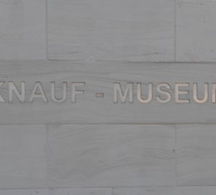 Knauf-Museum – Inschrift am Erweiterungsbau