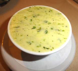 Kräuterbutter mit Brot als Gruß der Küche