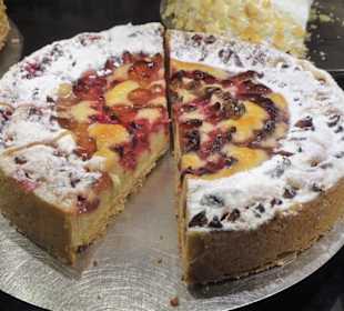 Auslage im Tresen des Café Niederegger