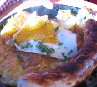 Rösti mit Bratwurst. Lecker!