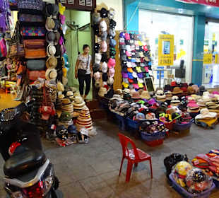 Auf dem Night Markt in Hanoi unterwegs