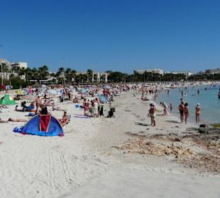 Benachbarter Strand Sa Coma (Hauptsaison)