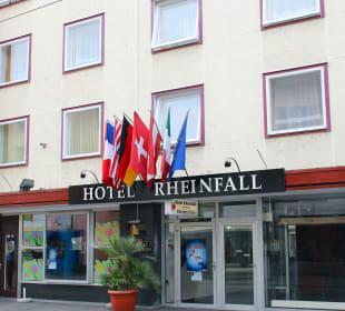 Blick von der Straße  Hotel Rheinfall