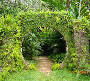 Mondtor verbindet verschiedene Gartenräume