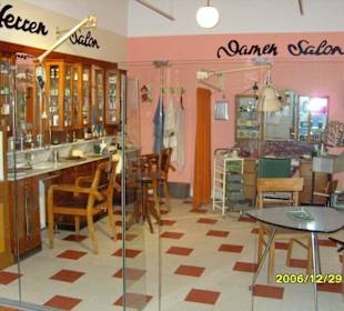 "Damen-Salon" und "Herren-Salon"!