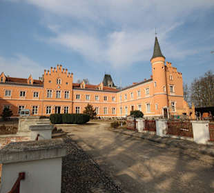 Teilansicht Schloss Gusow mit Schlossbrücke