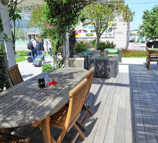 Außengastronomie am Flughafen Olbia