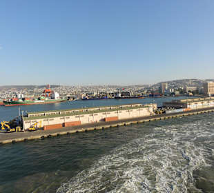 Vom Hafen Blick zur riesigen Stadt