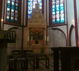 Schöne Fenster am Altar.