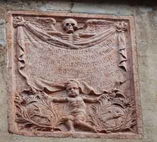Epitaph am Portal zum Alten Friedhof