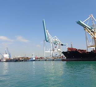 Blick auf den Frachthafen